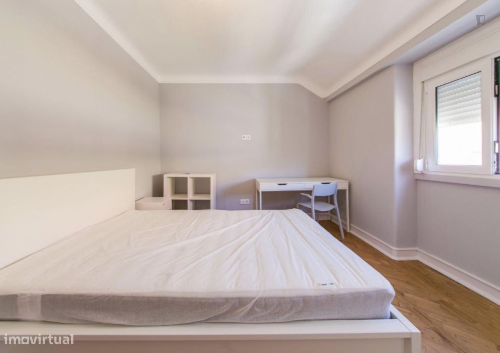 74210 - Quarto com cama de casal perto do ISCTE