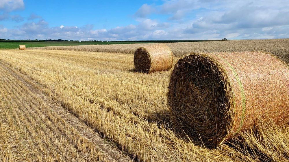 Słoma baloty spod dachu