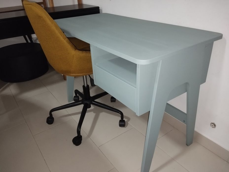 Conjunto de secretária e cadeira rotativa