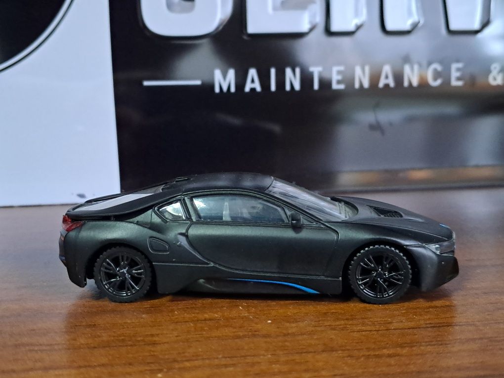 BMW i8 1:43 czarny mat