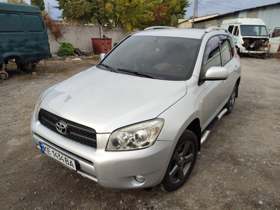 Toyota.    Rav 4