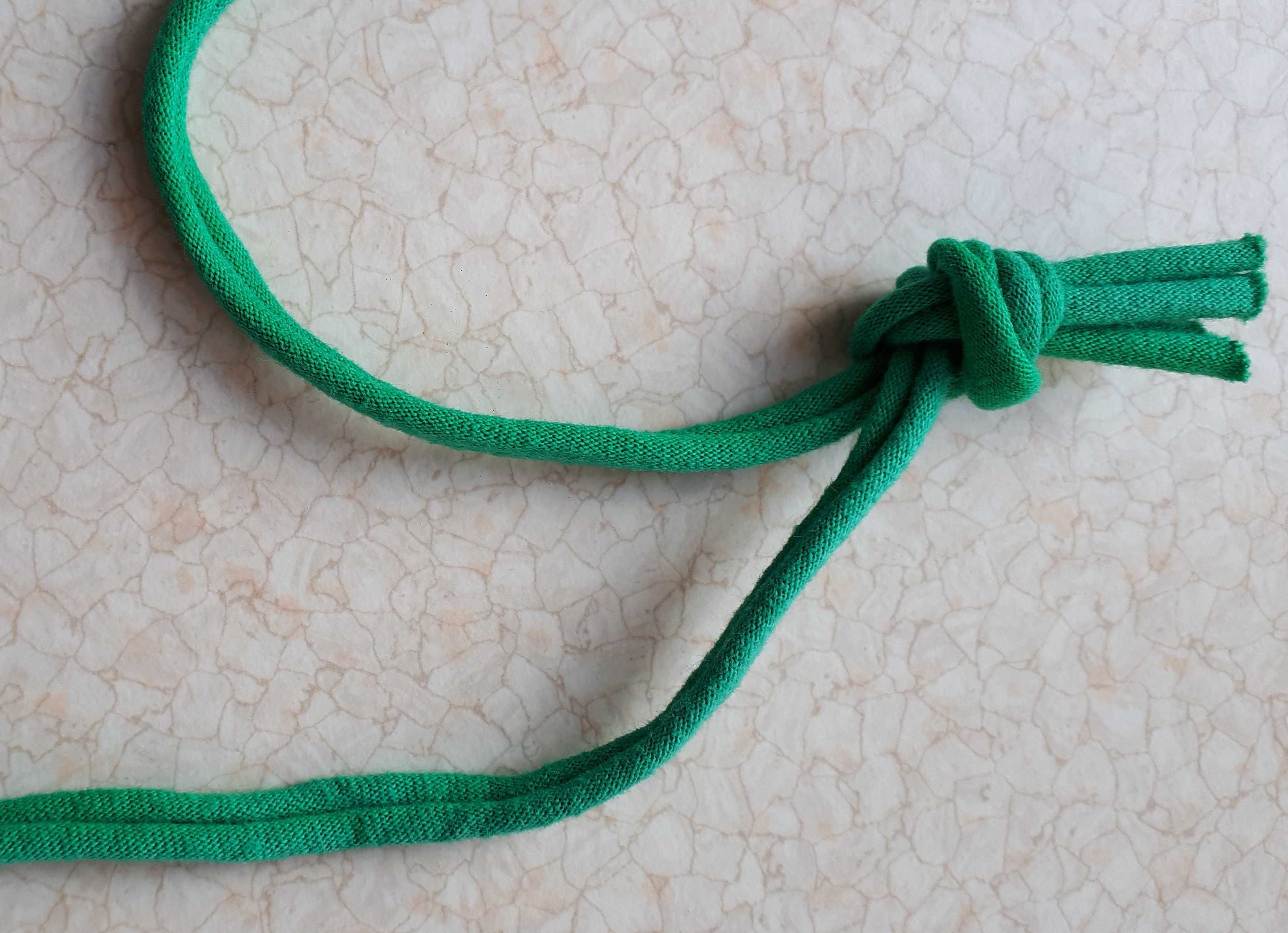 Naszyjnik zielono-biały wiązany, z materiałowych różyczek