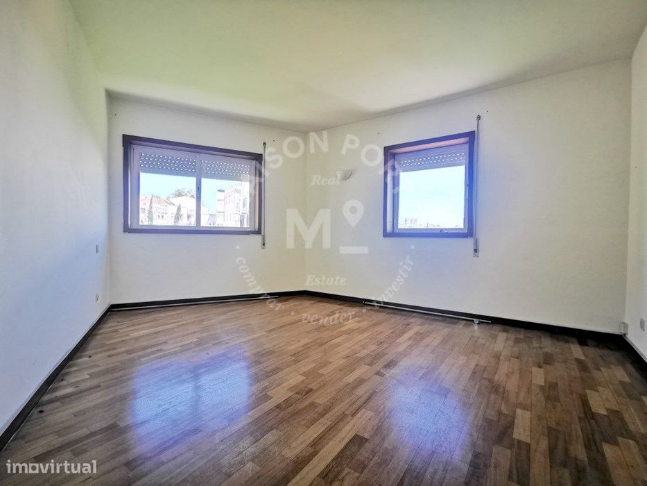 Apartamento T3 com Varanda e Garagem em Serralves, Porto