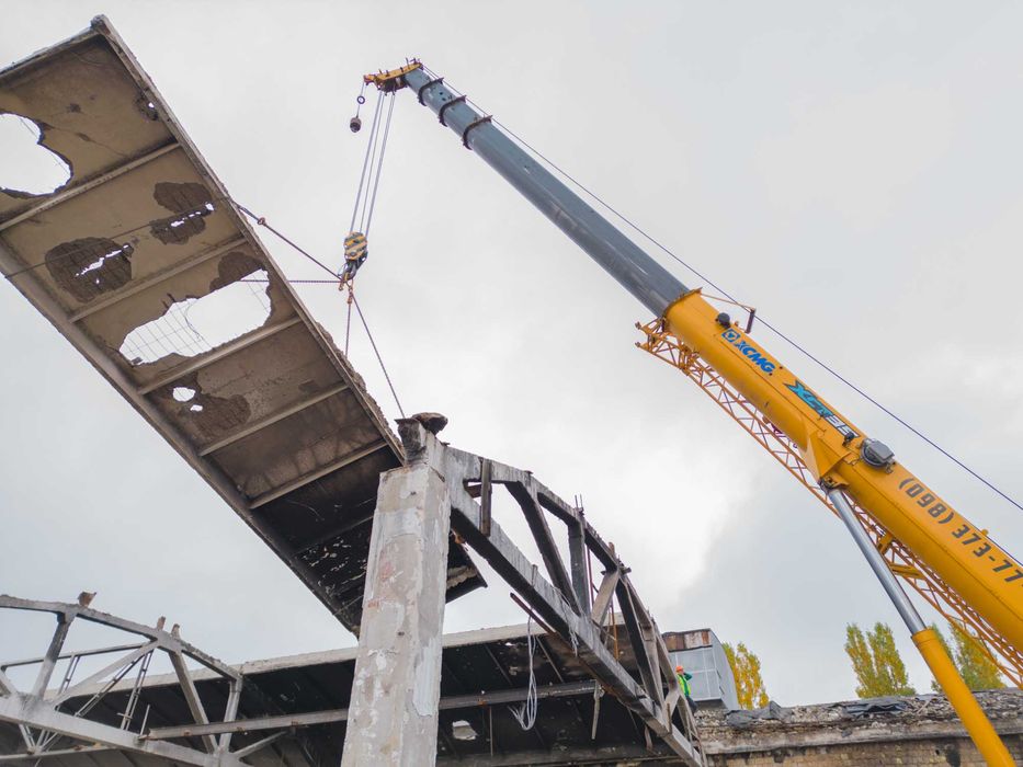 Демонтажні роботи. Демонтаж споруд, бетону, ферм. Знесення будинку