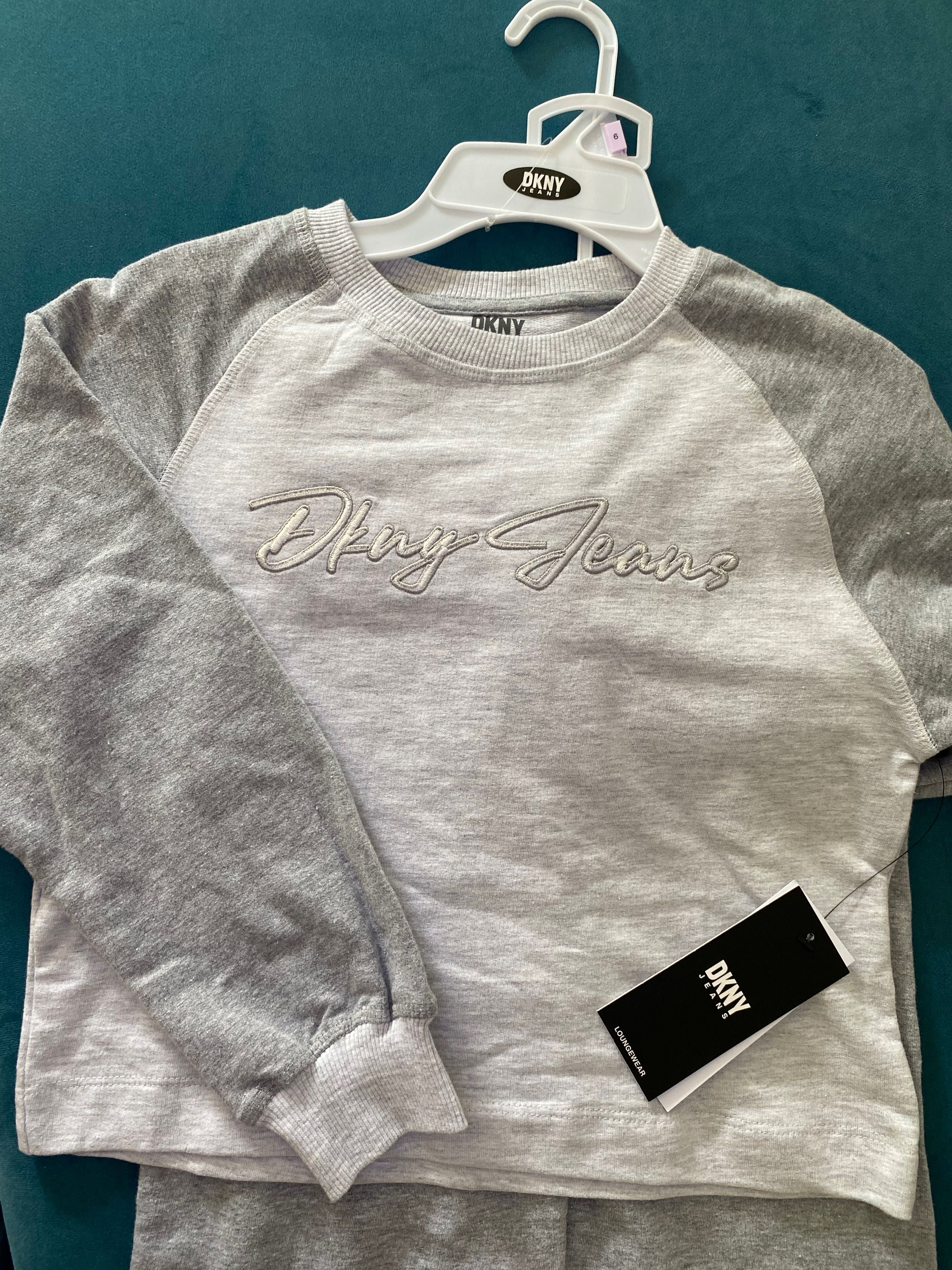 Комплект домашнього одягу світло-сірого кольору від DKNY