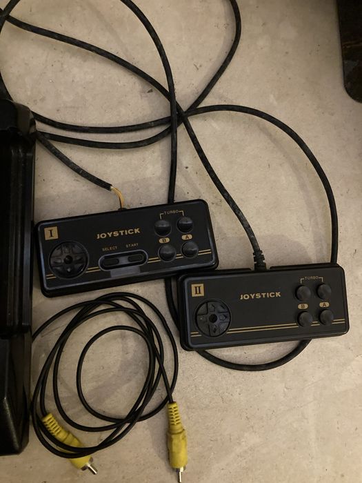 Consola de jogos antiga em bom estado