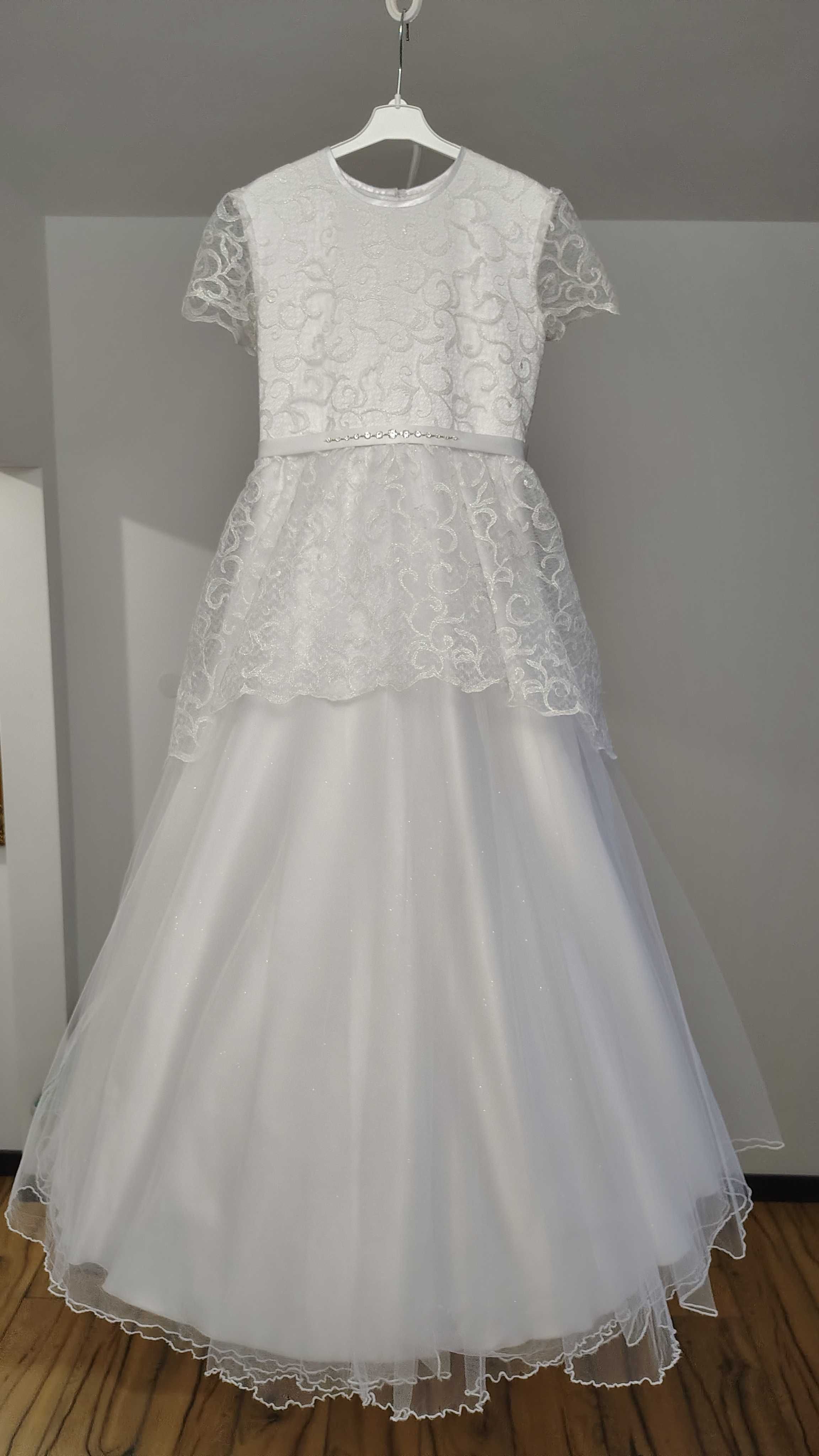 Elegancka sukienka komunijna z bogatymi dodatkami i bucikami