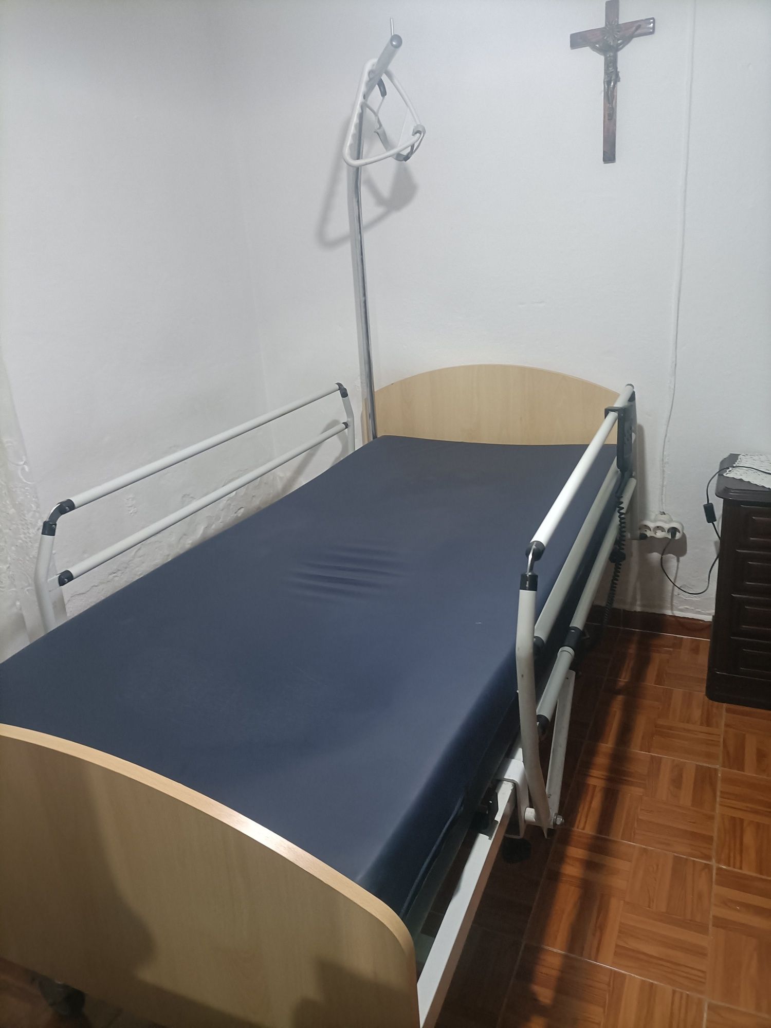Cama articulada elétrica com comando