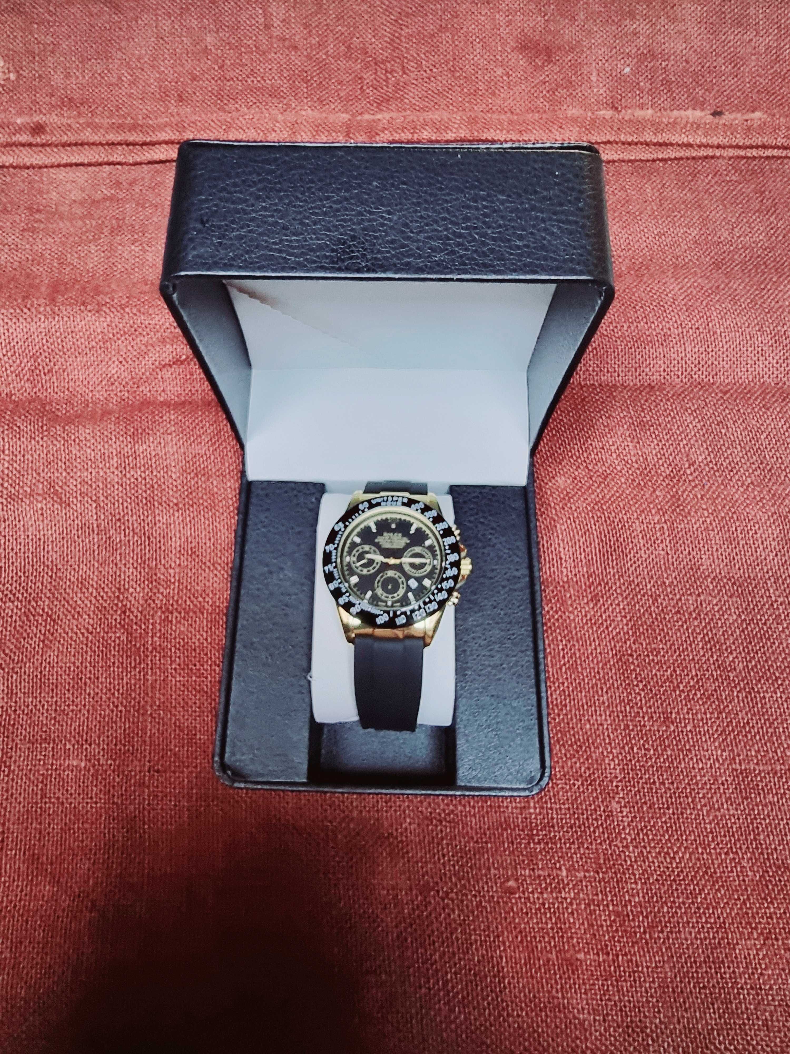 Relógio Novo muito elegante com pulseira em borracha preta
