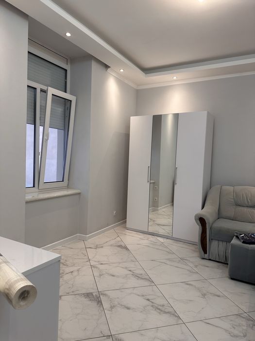 Здається кімната на довгий термін для дівчини.