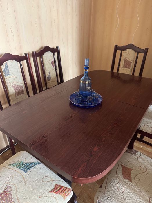 Stół rozkładany z krzesłami