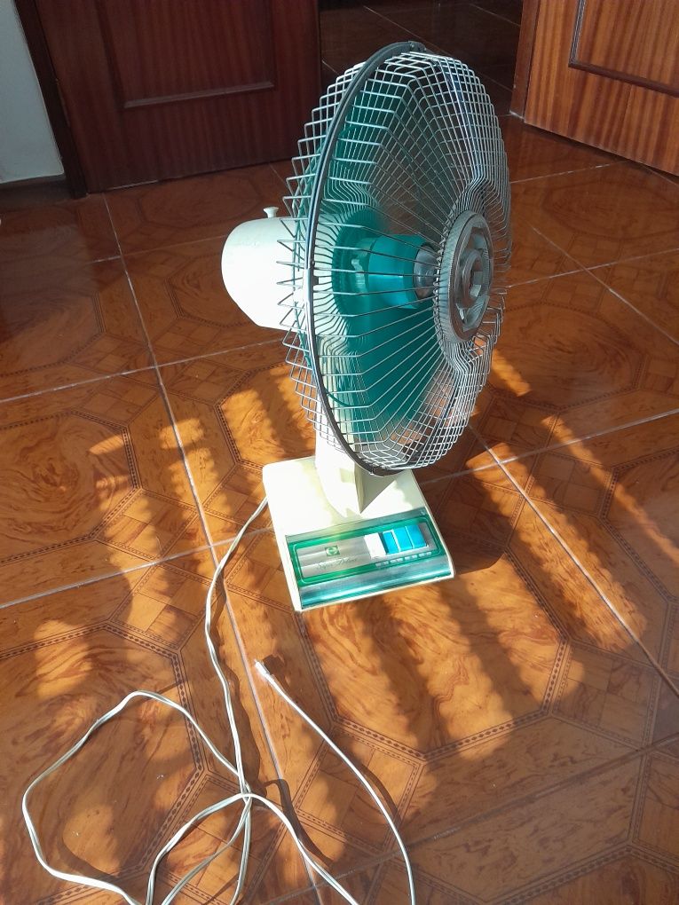 Ventoinha antigo giratória a funcionar bem