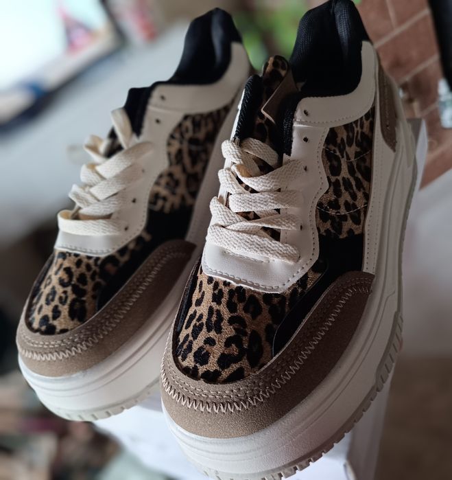 Tênis compensados camel e animal print 
N40