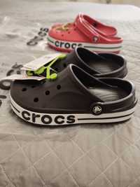 Crocs originais com etiquetas.