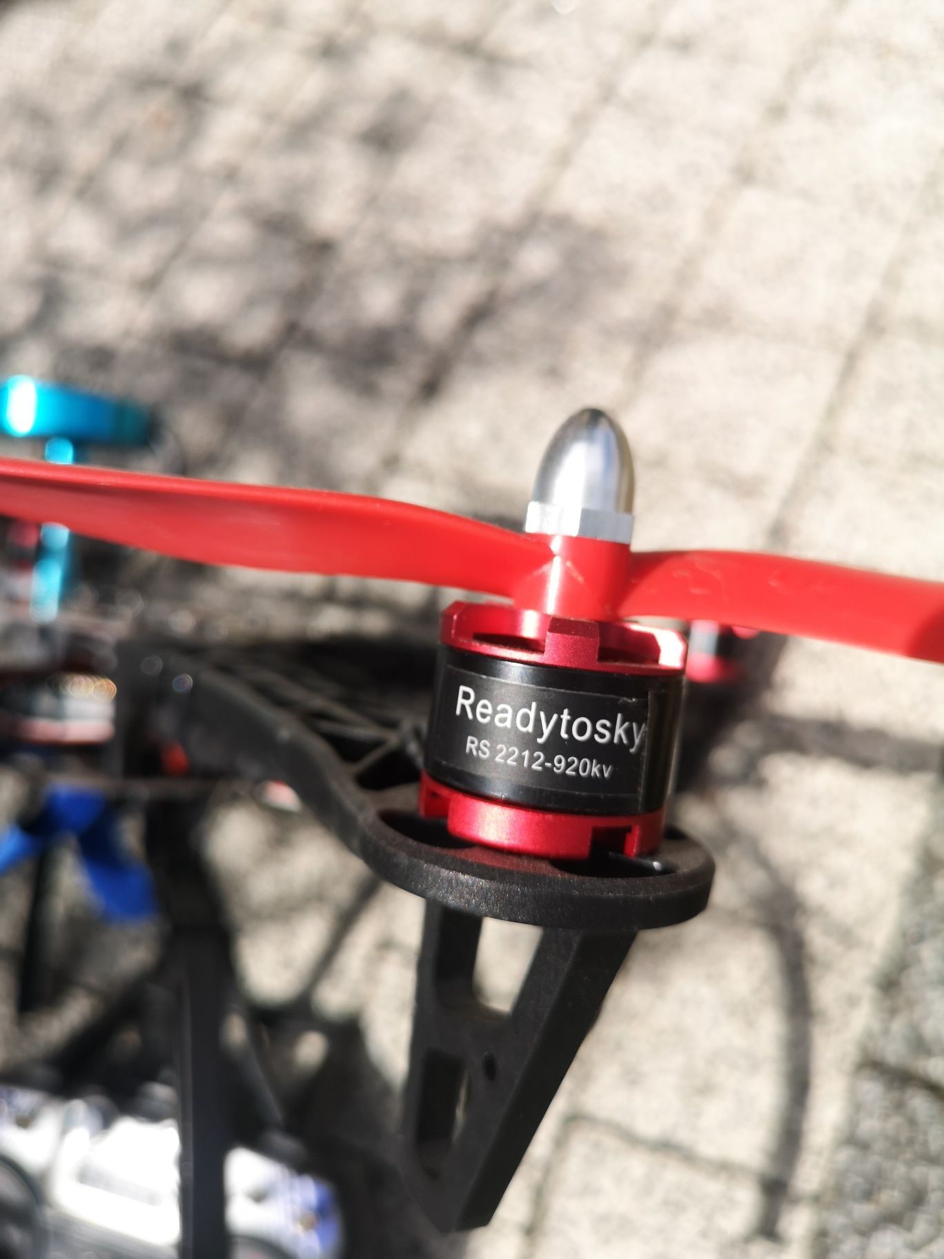 Dron z aparaturą