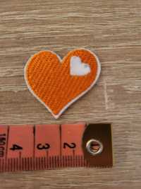 Naprasowanka pomarańczowo serce małe na ubranie dziurę
