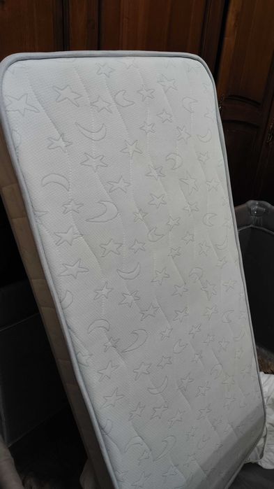 Cama de viagem zy Baby, como nova, com colchão tripartido incluído.