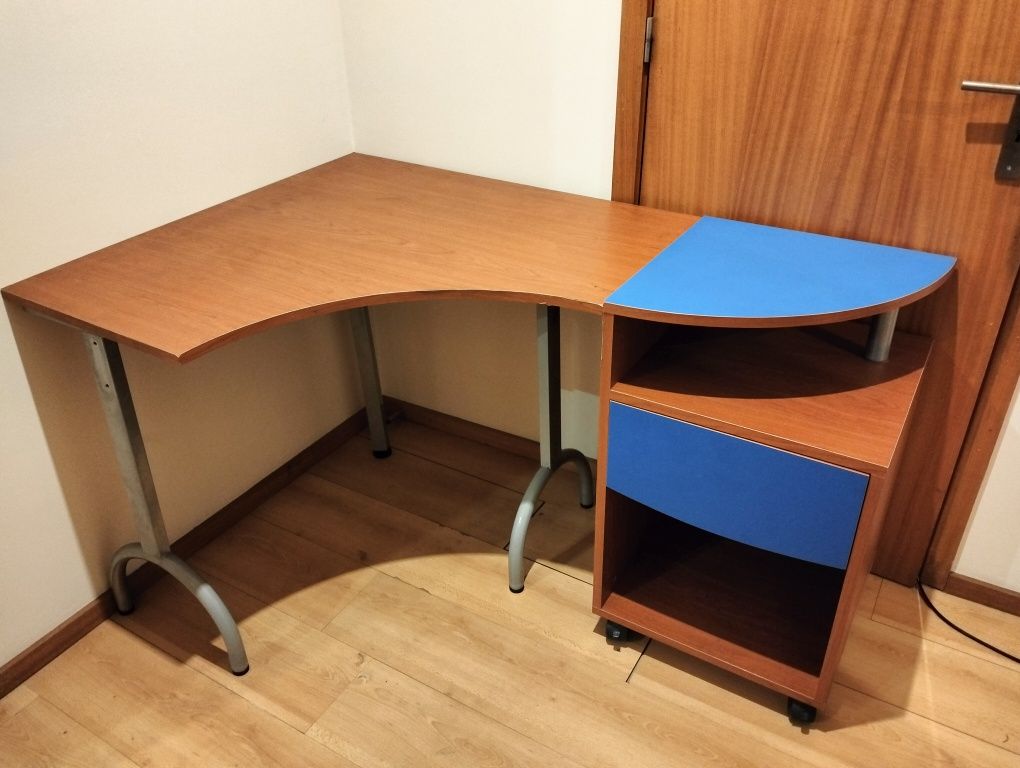 Secretaria com móvel de apoio
