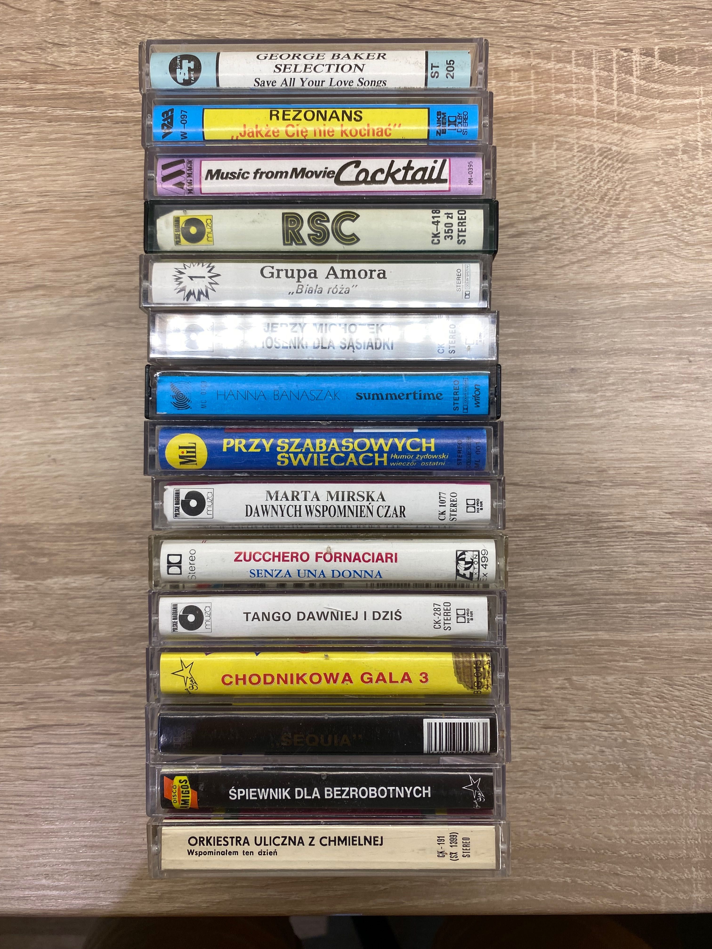 15x kaset znanych wykonawców.