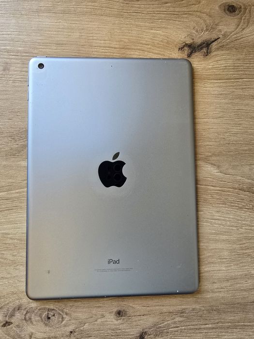 Apple iPad (6th Generation) A1893 32 GB, Wi-Fi, 9.7 in - Space Gray.
