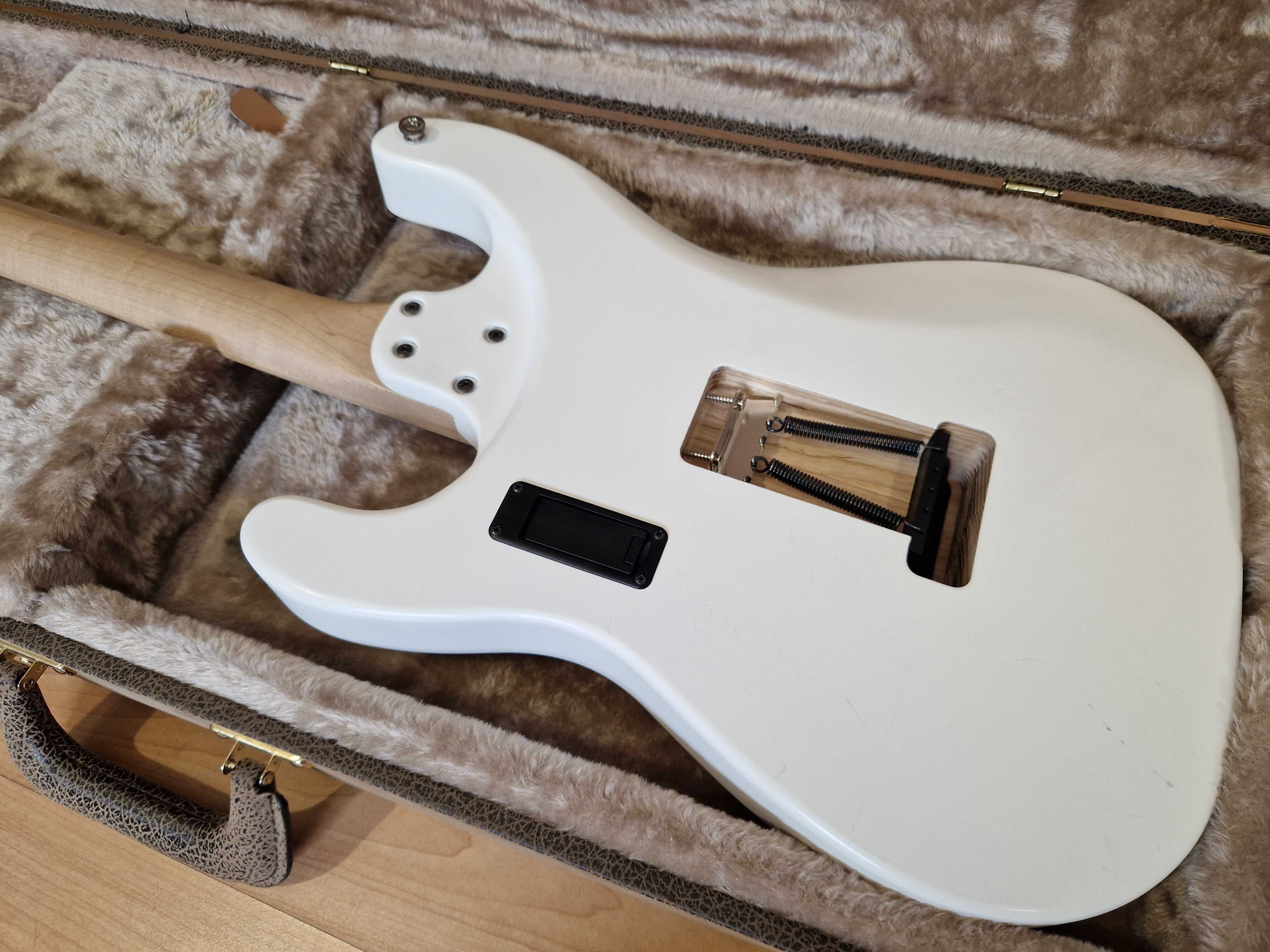 Guitarra de luthier - EarOn - feita à mão - strato