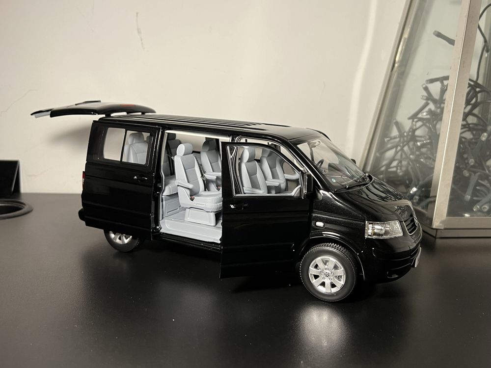 Sprzedam model 1:18 Volkswagen Multivan T5 Norev [NOWY]