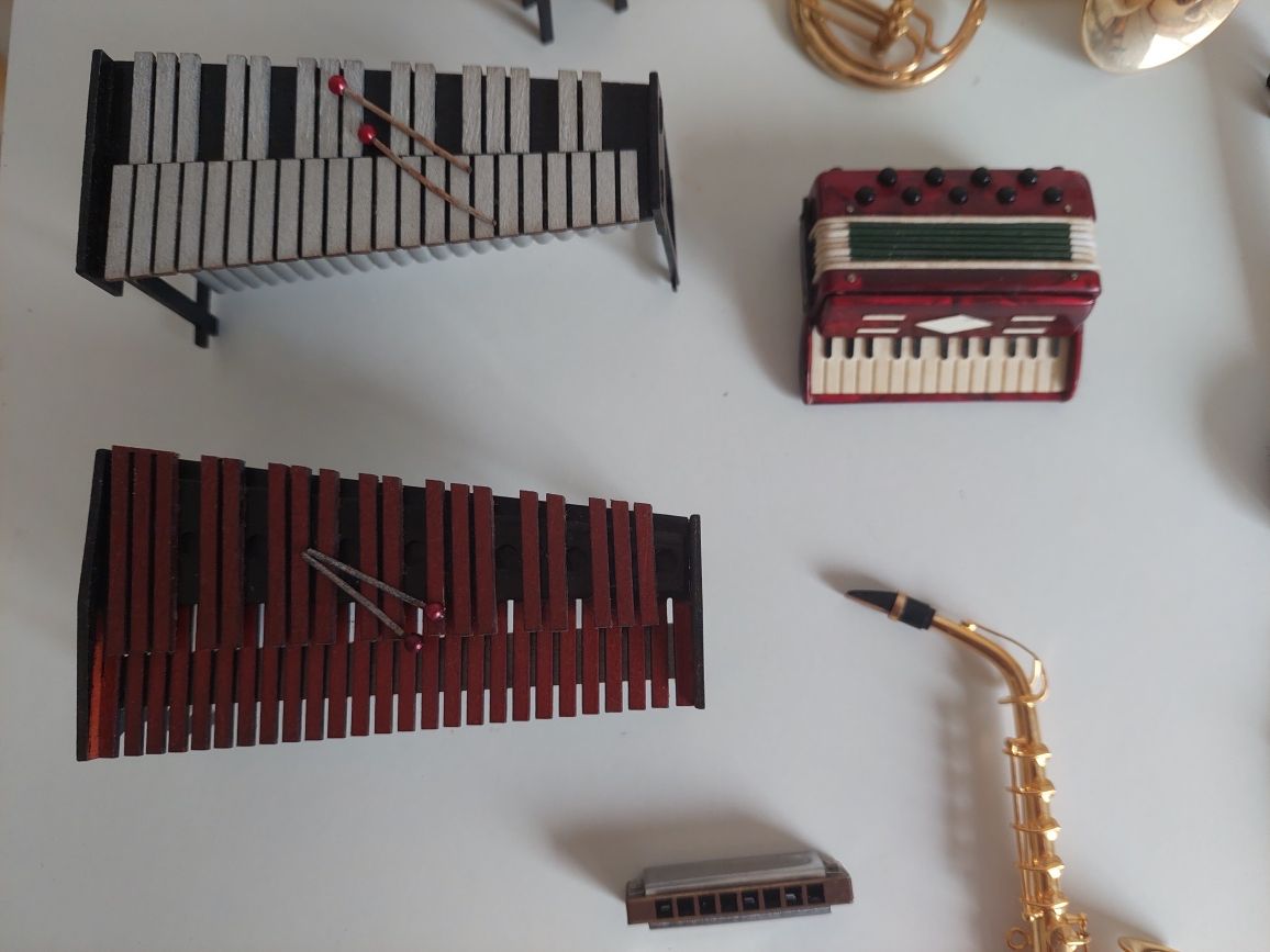 Colecção de instrumentos musicais em miniatura