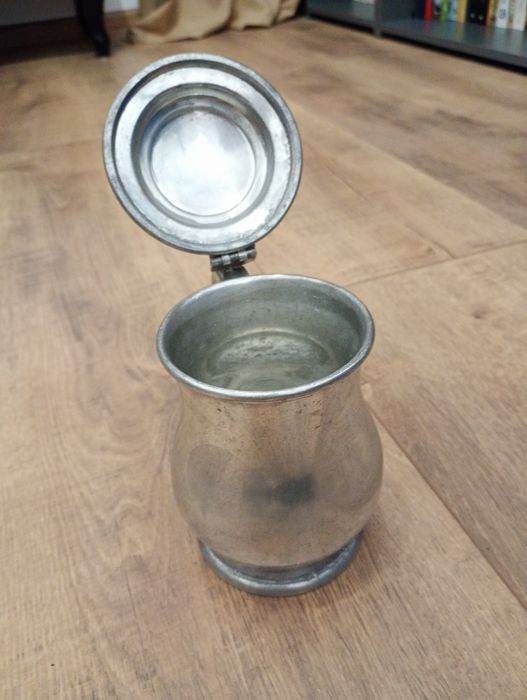 Metalowy kufel na piwo z klapką vintage