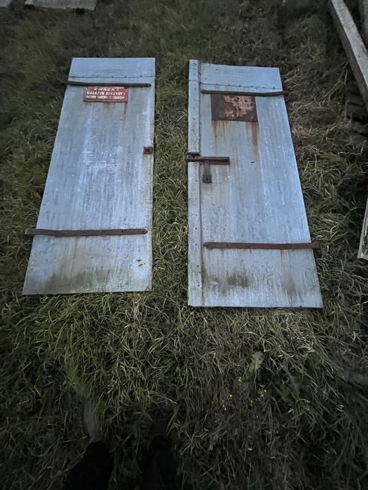 Drzwi podwójne do budynku gospodarczego