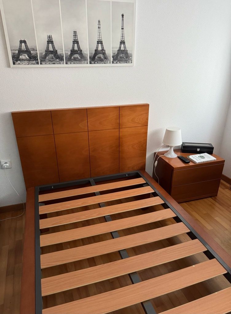 Vende-de Cama de solteiro com estrado e mesa de cabeceira