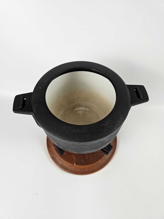 Żeliwny kociołek/fondue z palnikiem i drewnianą podstawą