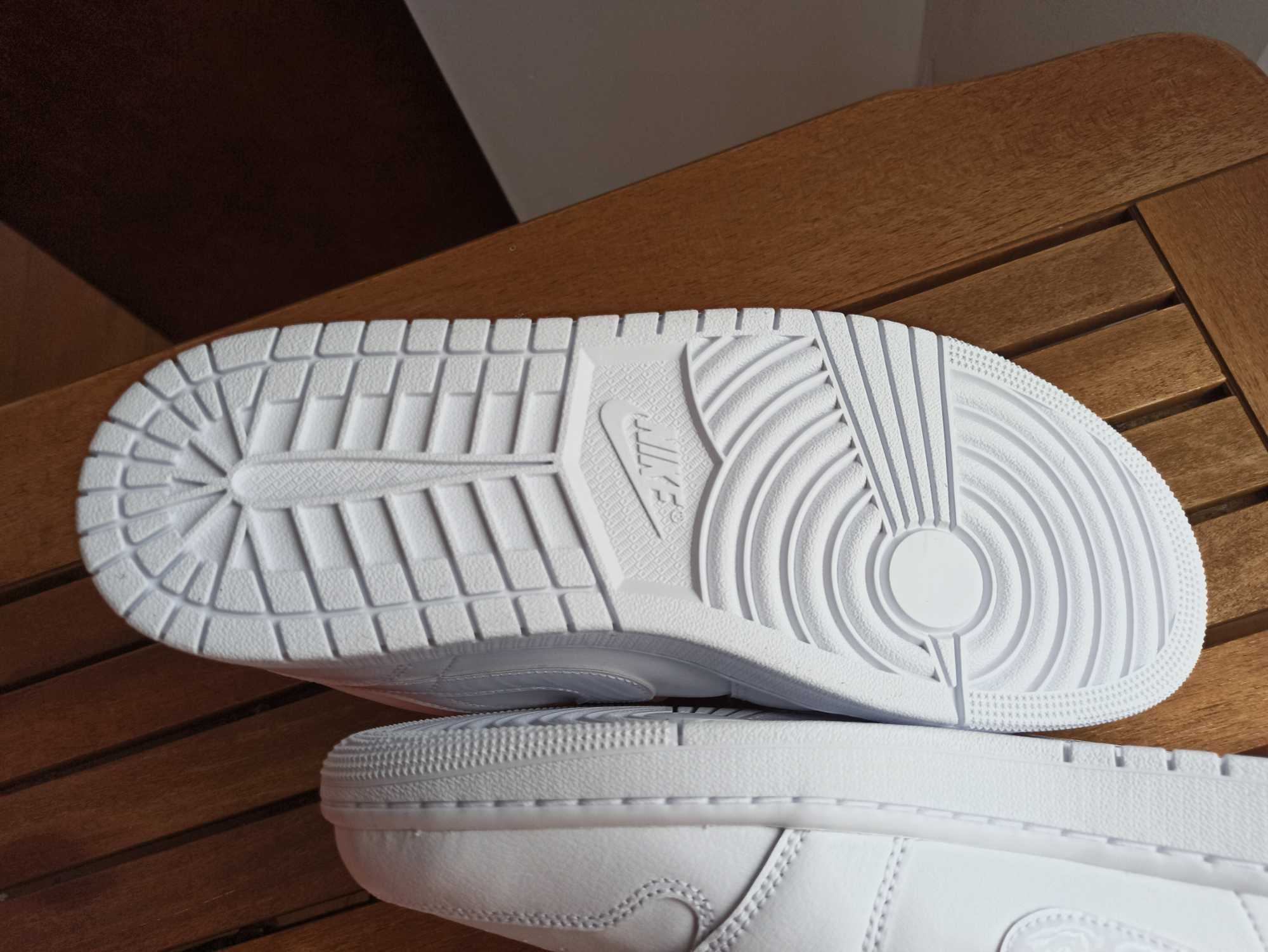 (r. 44,5 - 29 cm) Nike Air Jordan 1 Low Triple White DV0990,-111