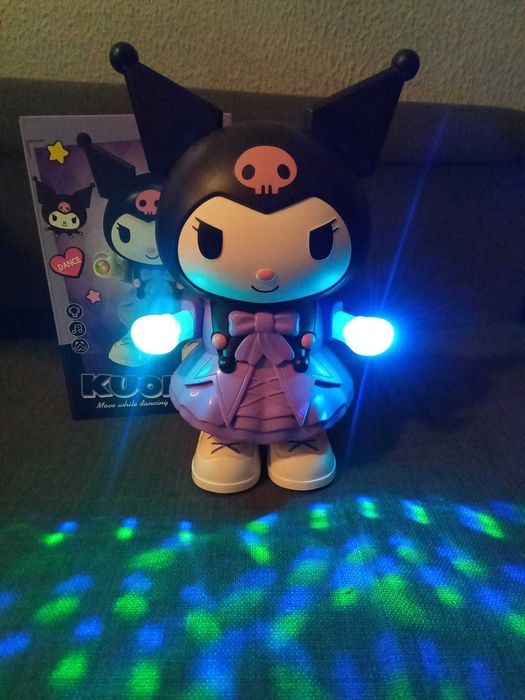 Kuromi da hello Kitty com luzes de festa dança e musica 26 cm