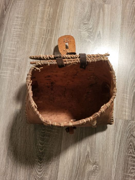 Antigo Cesto de Pesca em Pele
