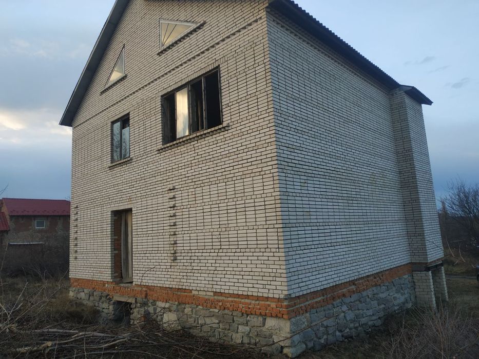 Продаж будинку...