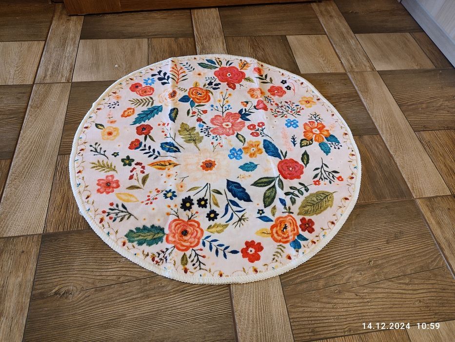 Nowy okrągły dywan do pokoju Kwiaty 66 cm