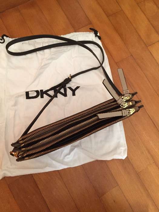 Carteira DKNY tipo clutch