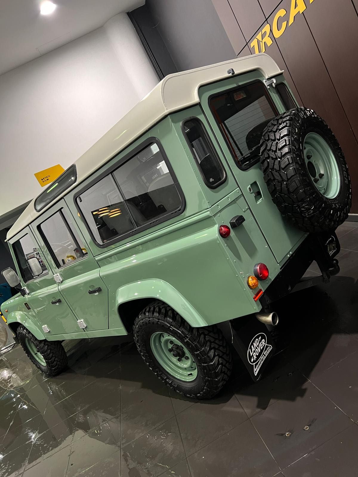 Land Rover Defender 110 9  Seats