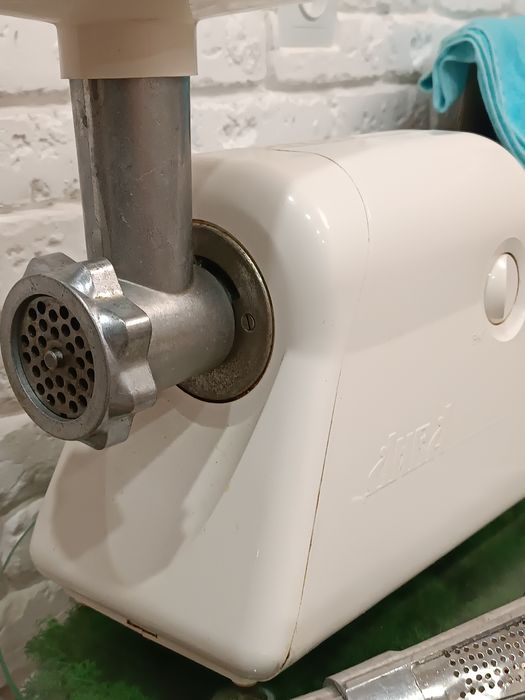 Універсальна єлектро мьясорубка.