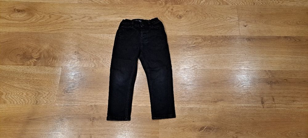 Czarne spodnie jeansowe chłopięce Next r. 98 cm
