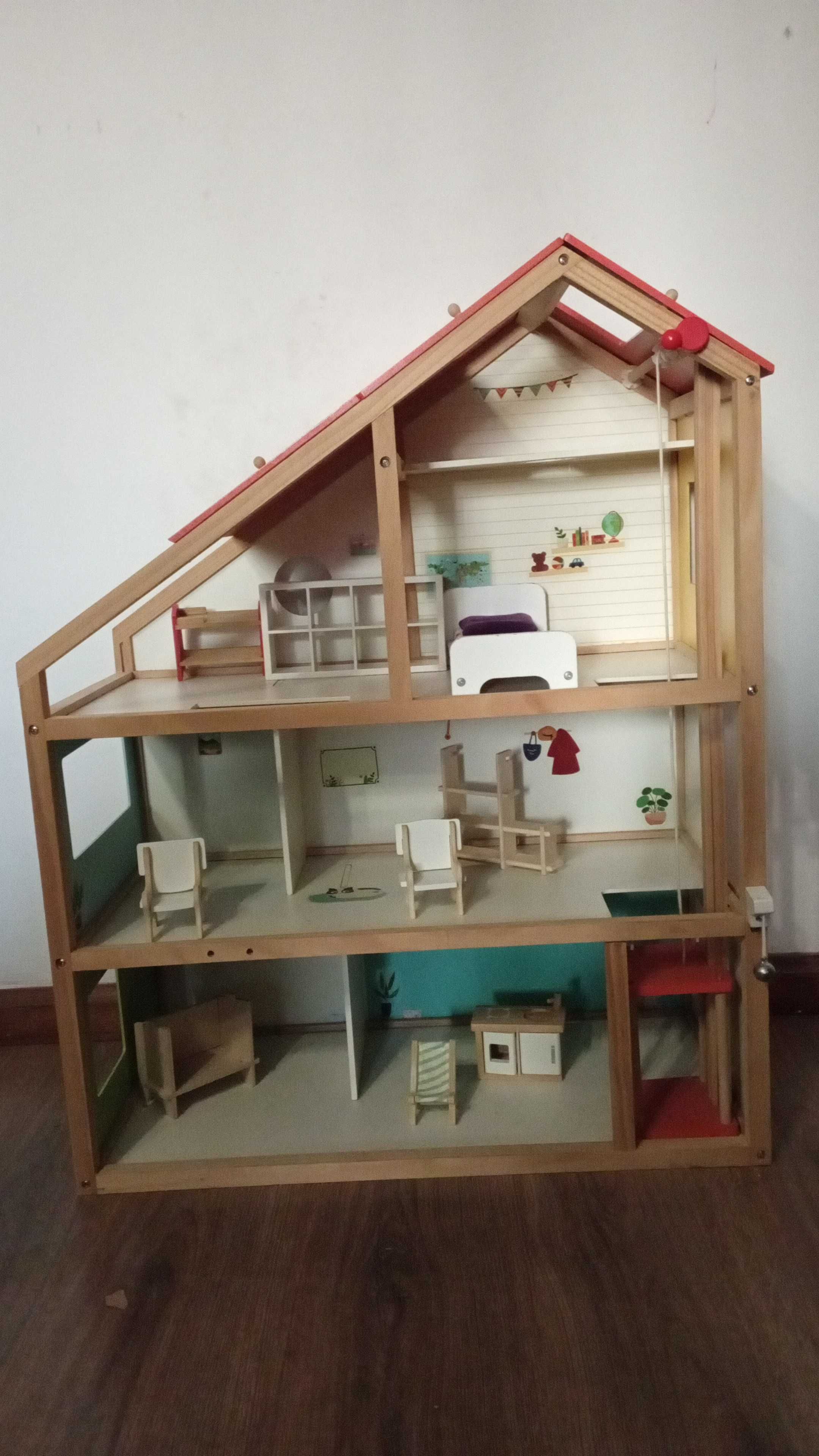Casa de bonecas. Acompanha mobiliário