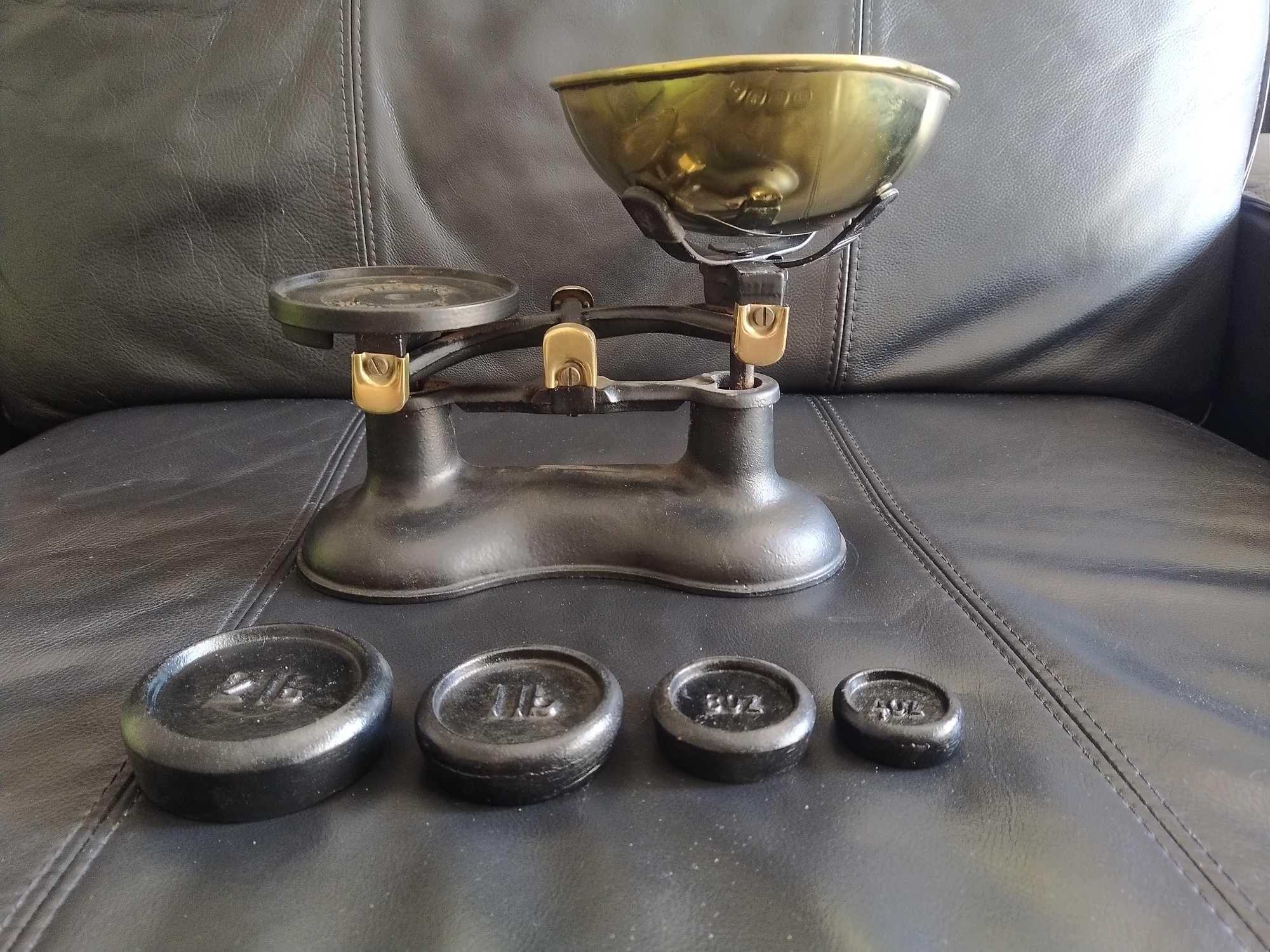 Balança inglesa , vintage, em ferro fundido e latão polido, com  pesos