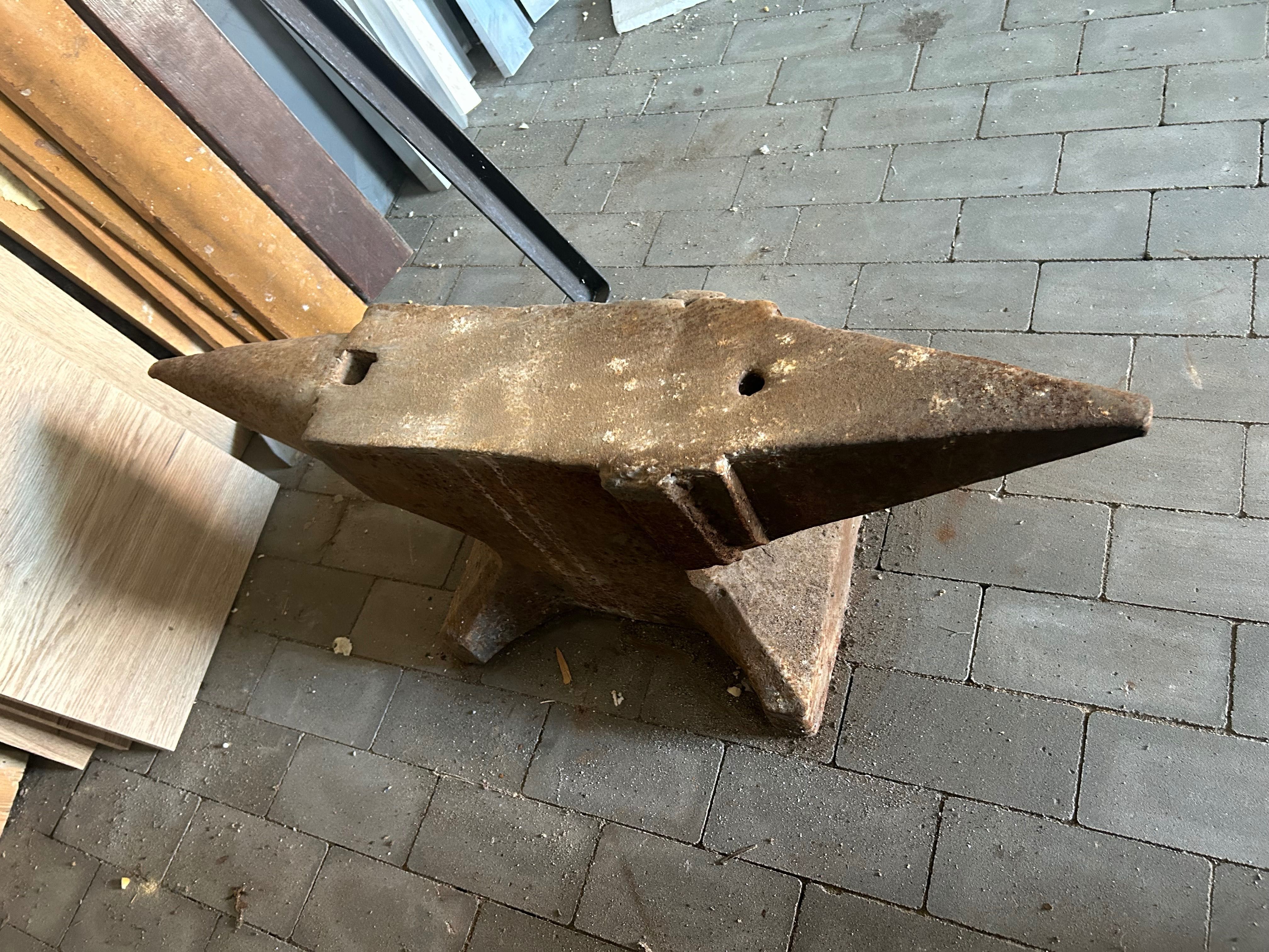 Stare kowadło 205kg