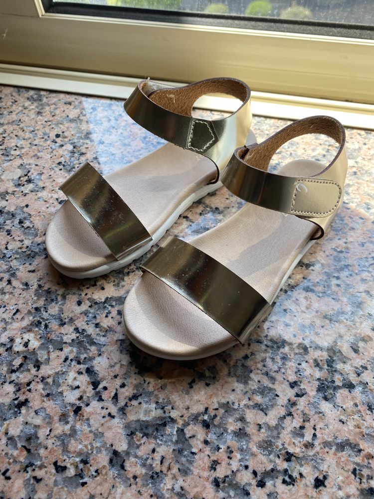 Vendo sandalias menina novas