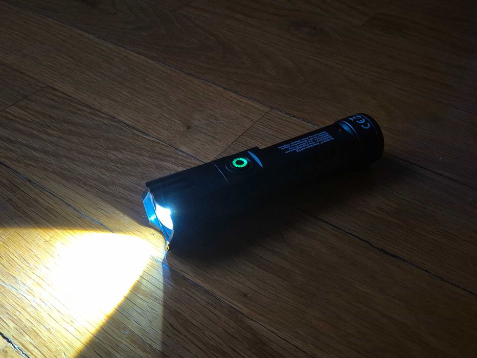 Lanterna LED potente e ajustável, como nova