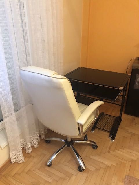 Biurko i fotel na kolkach