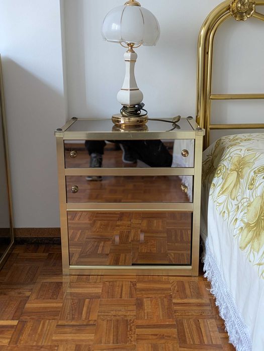 cama, cómoda e duas mesas de cabeceira