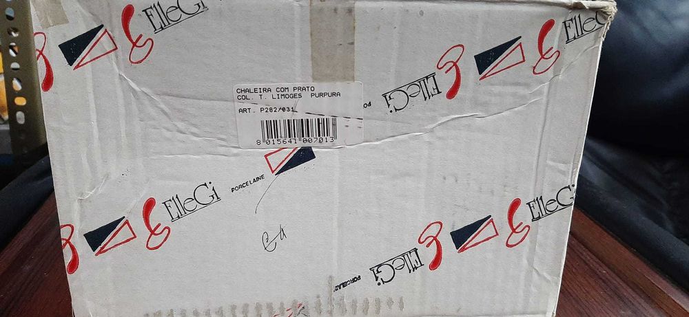 Conjunto de Chaleira com Prato em porcelana de Limoges.