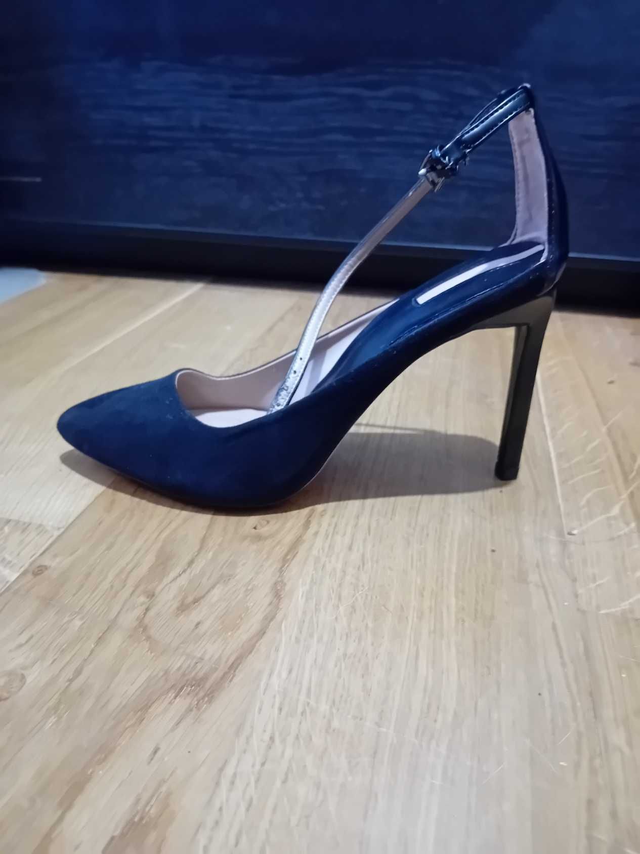 Sapatos Stradivarius salto alto