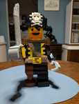Duża minifigurka Lego zbudowana z klocków, skala 6:1
